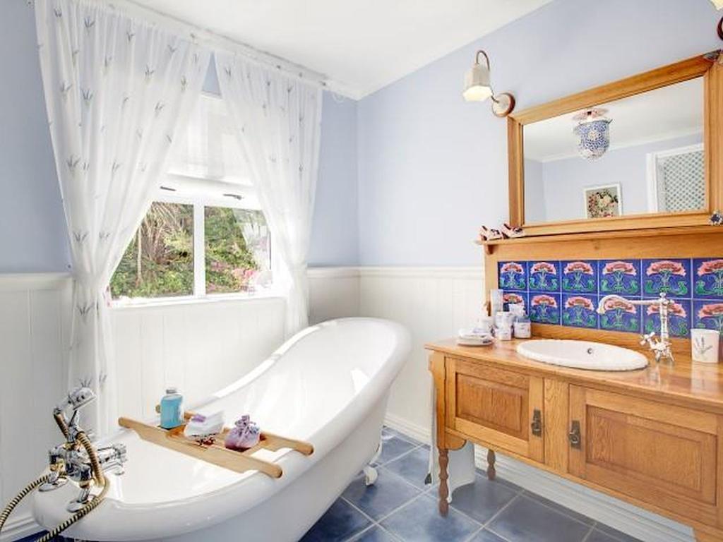 Cape Rose Cottage - Penthouse In Camps Bay Cape Town